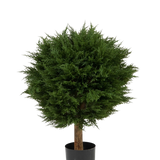De Kunstplant Conifeer Deluxe UV 80 cm heeft een ronde, dichte groene bladbol op een enkele bruine stam, in een zwarte pot en tegen een effen witte achtergrond.