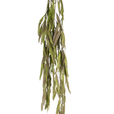 De Kunst hangplant Aloë Vera 102 cm heeft lange, smalle groene bladeren met gekartelde randen die naar beneden vallen tegen een effen witte achtergrond.