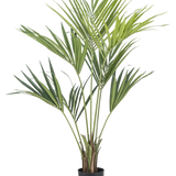 De Kunstpalm Kentia 135 cm is een hoge, groene kunstpalm met lange, slanke bladeren en meerdere stammen, in een pot tegen een effen witte achtergrond.