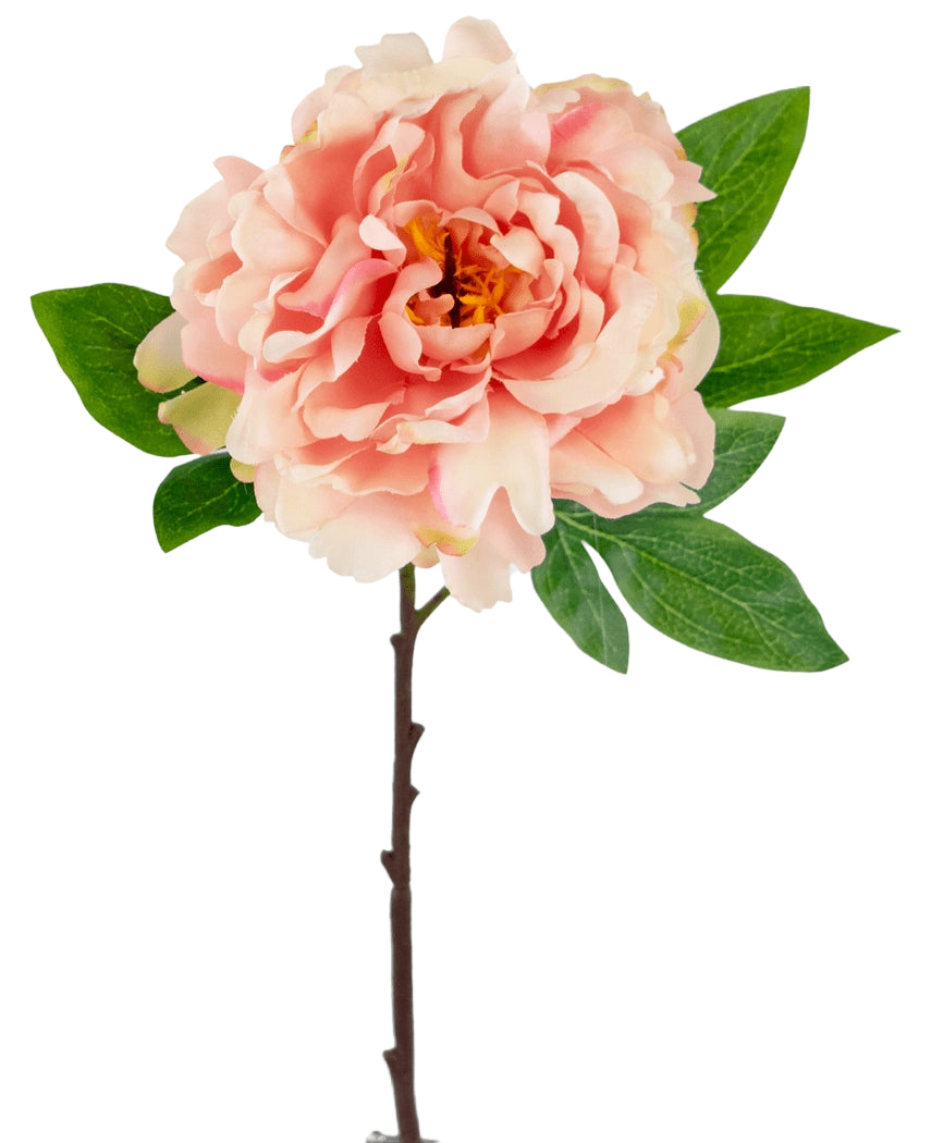 De Kunstbloem Pioenroos 61 cm zacht roze is een roze kunstpioen met gelaagde bloemblaadjes en een geel hart op een steel met groene bladeren, tegen een witte achtergrond.