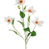De Kunstclematis Real Touch Wit 88cm heeft een steel met vier witte bloemen met oranje hart en verschillende groene bladeren aan slanke takken, tegen een effen witte achtergrond.