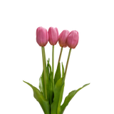 Het Kunsttulpenboeket Real Touch Paars 40 cm heeft vier paarse tulpen met realistische groene bladeren en stelen, die rechtop staan tegen een effen witte achtergrond.