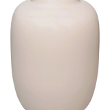 De Vaas Artic Beige (Ø21 x H29 cm) is een gladde vaas van gebroken wit keramiek met een ronde vorm en een kleine uitlopende opening, afgebeeld tegen een witte achtergrond.